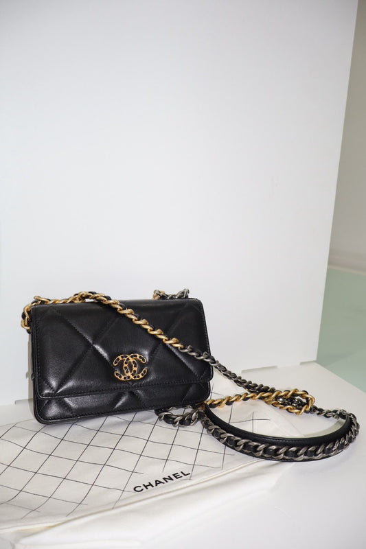 CHANEL 19